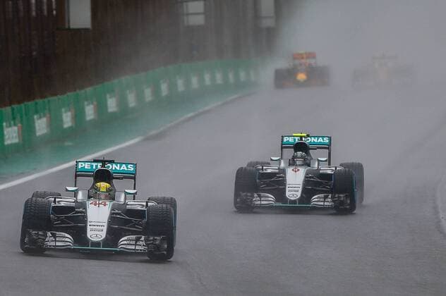 British driver Lewis Hamilton (L) and German Nico Rosberg, both from Mercedes, compete during Brazil s Formula One Grand Prix at Interlagos race track in Sao Paulo, Brazil, 13 November 2016. BRAZIL S FORMULA ONE GRAND PRIX !ACHTUNG: NUR REDAKTIONELLE NUTZUNG!  SAO001 20161113-636146575872056289