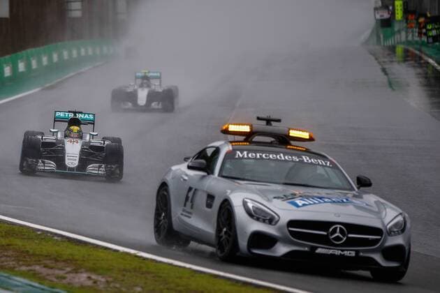 British driver Lewis Hamilton (L) and German Nico Rosberg, both from Mercedes, compete during Brazil s Formula One Grand Prix at Interlagos race track in Sao Paulo, Brazil, 13 November 2016. BRAZIL S FORMULA ONE GRAND PRIX !ACHTUNG: NUR REDAKTIONELLE NUTZUNG!  SAO001 20161113-636146579156980647