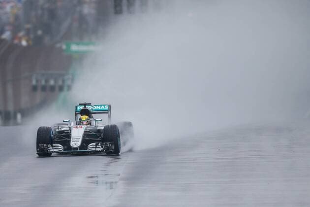 British driver Lewis Hamilton from Mercedes competes during Brazil s Formula One Grand Prix at Interlagos race track in Sao Paulo, Brazil, 13 November 2016. BRAZIL S FORMULA ONE GRAND PRIX !ACHTUNG: NUR REDAKTIONELLE NUTZUNG!  SAO001 20161113-636146588777680516