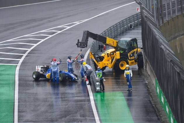 Das Auto von Marcus Ericsson (Sauber F1 Team) wird geborgen, Grosser Preis von Brasilien 2016, Motorsport, Formel 1, 13.11.2016, Interlagos Copyright: xAndre Eibner-Pressefotox EP_JAE