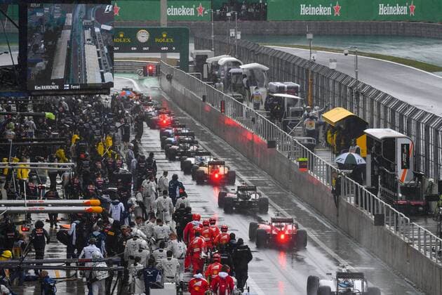 alle Autos muessen nach dem Abbruch in die Boxengasse, Grosser Preis von Brasilien 2016, Motorsport, Formel 1, 13.11.2016, Interlagos Copyright: xAndre Eibner-Pressefotox EP_JAE