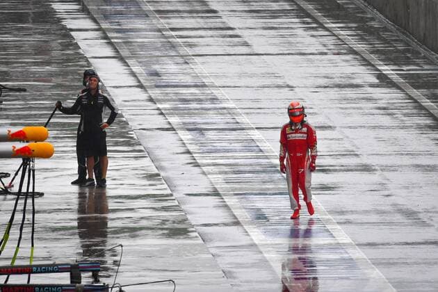 Formel 1, GP von Brasilien - Crash Kimi Räikkönen Kimi Raikkoenen (Scuderia Ferrari) geht einsam in die Box, Grosser Preis von Brasilien 2016, Motorsport, Formel 1, 13.11.2016, Interlagos Copyright: xAndre Eibner-Pressefotox EP_JAE