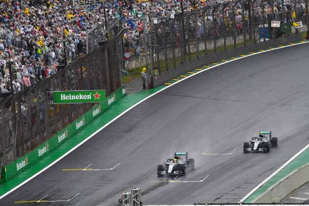 Lewis Hamilton (Mercedes AMG Petronas Formula One Team) vor Nico Rosberg (Mercedes AMG Petronas Formula One Team) auf der Strecke, Grosser Preis von Brasilien 2016, Motorsport, Formel 1, 13.11.2016, Interlagos Copyright: xAndre Eibner-Pressefotox EP_JAE