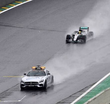 Safety Car vor Lewis Hamilton (Mercedes AMG Petronas Formula One Team) auf der Strecke, Grosser Preis von Brasilien 2016, Motorsport, Formel 1, 13.11.2016, Interlagos Copyright: xAndre Eibner-Pressefotox EP_JAE