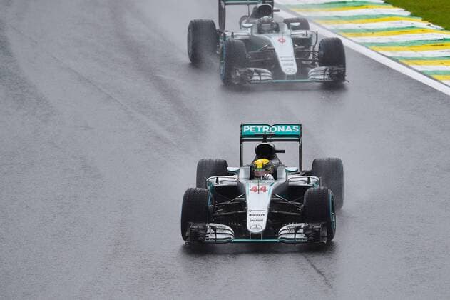 Lewis Hamilton (Mercedes AMG Petronas Formula One Team) im Regen auf der Strecke vor Nico Rosberg (Mercedes AMG Petronas Formula One Team), Grosser Preis von Brasilien 2016, Motorsport, Formel 1, 13.11.2016, Interlagos Copyright: xAndre Eibner-Pressefotox EP_JAE