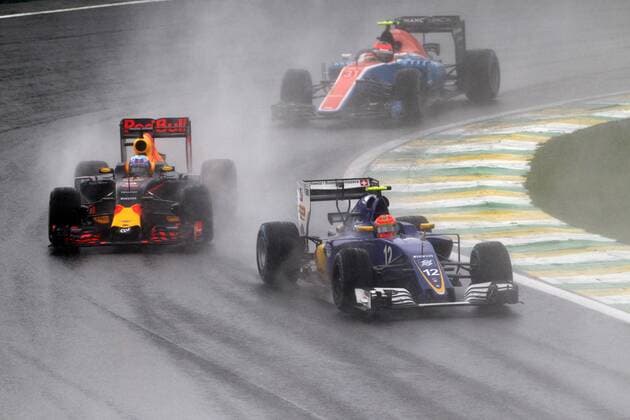 Brazilian Grand Prix, Sao Paulo 10 - 13 November 2016 13.11.2016 - Race, Felipe Nasr (BRA) Sauber C34 leads Daniel Ricciardo (AUS) Red Bull Racing RB12 