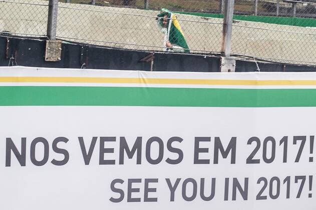 Grande Pr?mio do Brasil de F?rmula 1 2016 SÃO PAULO, SP - 13.11.2016: GRANDE PRÊMIO DO BRASIL DE FÓRMULA 1 2016 - Felipe Massa walks to the box after an accident during the Brazil Grand Prix Formula 1 in 2016 held at the Interlagos Circuit on Sunday. (Photo: Victor Eleutério Fotoarena) x1229652x  VictorxEleutério