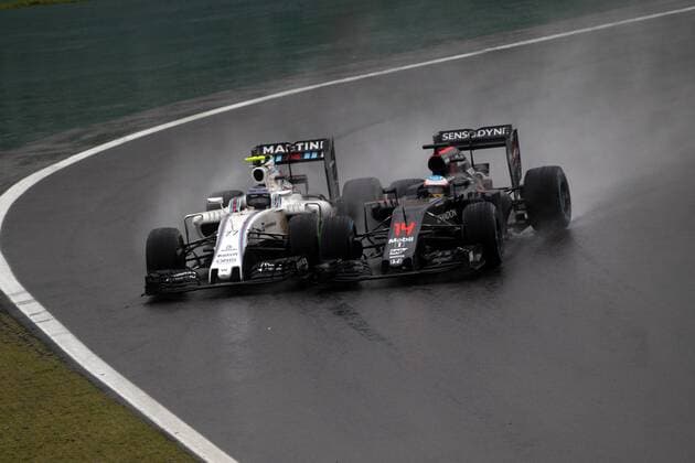 Brazilian Grand Prix, Sao Paulo 10 - 13 November 2016 13.11.2016 - Race, Valtteri Bottas (FIN) Williams FW38 and Fernando Alonso (ESP) McLaren Honda MP4-31 