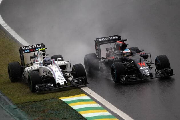 Brazilian Grand Prix, Sao Paulo 10 - 13 November 2016 13.11.2016 - Race, Valtteri Bottas (FIN) Williams FW38 and Fernando Alonso (ESP) McLaren Honda MP4-31 