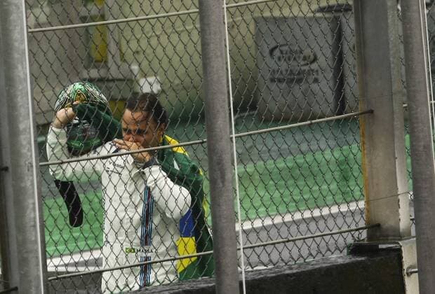Grande Pr?mio do Brasil de F?rmula 1 2016 SÃO PAULO, SP - 13.11.2016: GRANDE PRÊMIO DO BRASIL DE FÓRMULA 1 2016 - In the photo the pilot Felipe Massa Team Williams Martini Racing, the track runs crying after crashing during the Brazil Grand Prix Formula 1 in 2016 held this Sunday (13) at the Interlagos Circuit. (Photo: Aloisio Mauricio Fotoarena) x1229669x  AloisioxMauricio