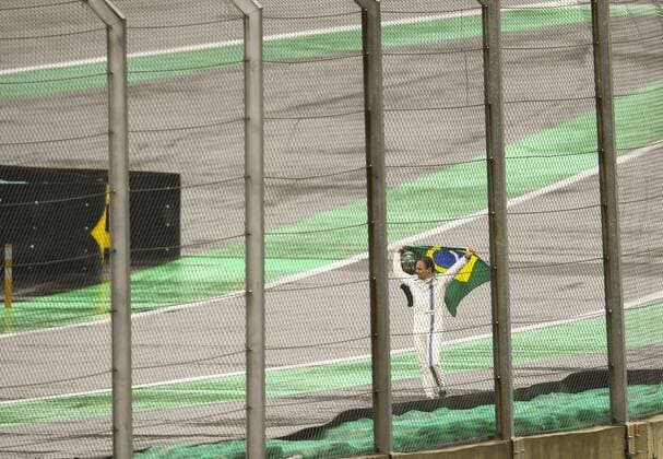 Grande Pr?mio do Brasil de F?rmula 1 2016 SÃO PAULO, SP - 13.11.2016: GRANDE PRÊMIO DO BRASIL DE FÓRMULA 1 2016 - In the photo the pilot Felipe Massa Team Williams Martini Racing, the track runs crying after crashing during the Brazil Grand Prix Formula 1 in 2016 held this Sunday (13) at the Interlagos Circuit. (Photo: Aloisio Mauricio Fotoarena) x1229672x  AloisioxMauricio