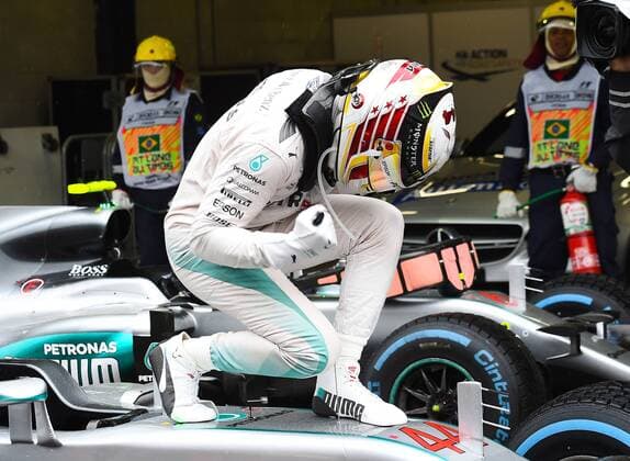 Lewis Hamilton (Mercedes AMG Petronas Formula One Team) bejubelt seinen Sieg auf seinem Auto, Grosser Preis von Brasilien 2016, Motorsport, Formel 1, 13.11.2016, Interlagos Copyright: xAndre Eibner-Pressefotox EP_JAE