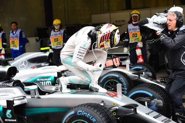 Lewis Hamilton (Mercedes AMG Petronas Formula One Team) bejubelt seinen Sieg auf seinem Auto, Grosser Preis von Brasilien 2016, Motorsport, Formel 1, 13.11.2016, Interlagos Copyright: xAndre Eibner-Pressefotox EP_JAE