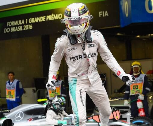 Lewis Hamilton (Mercedes AMG Petronas Formula One Team) bejubelt seinen Sieg auf seinem Auto, Grosser Preis von Brasilien 2016, Motorsport, Formel 1, 13.11.2016, Interlagos Copyright: xAndre Eibner-Pressefotox EP_JAE