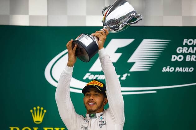 British driver Lewis Hamilton from Mercedes celebrates his victory in first position at Brazil s Formula One Grand Prix at Interlagos race track in Sao Paulo, Brazil, 13 November 2016. BRAZIL S FORMULA ONE GRAND PRIX !ACHTUNG: NUR REDAKTIONELLE NUTZUNG!  SAO001 20161113-636146700305691007