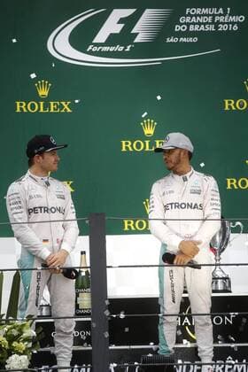 British driver Lewis Hamilton (R) and German Nico Rosberg, both from Mercedes, at the podium after qualifying first and second position respectively at Brazil s Formula One Grand Prix at Interlagos race track in Sao Paulo, Brazil, 13 November 2016. BRAZIL S FORMULA ONE GRAND PRIX !ACHTUNG: NUR REDAKTIONELLE NUTZUNG!  SAO001 20161113-636146700960899407