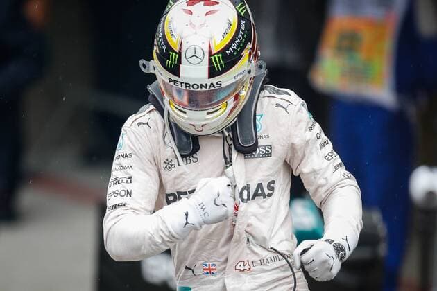 British driver Lewis Hamilton from Mercedes celebrates his victory at Brazil s Formula One Grand Prix at Interlagos race track in Sao Paulo, Brazil, 13 November 2016. BRAZIL S FORMULA ONE GRAND PRIX !ACHTUNG: NUR REDAKTIONELLE NUTZUNG!  SAO001 20161113-636146701602535633