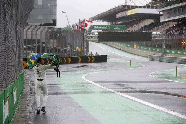Brazilian driver Felipe Massa (L) from Williams greets fans as he waves a Brazilian flag after suffering an accident during Brazil s Formula One Grand Prix at Interlagos race track in Sao Paulo, Brazil, 13 November 2016. BRAZIL S FORMULA ONE GRAND PRIX !ACHTUNG: NUR REDAKTIONELLE NUTZUNG!  SAO001 20161113-636146708376766481