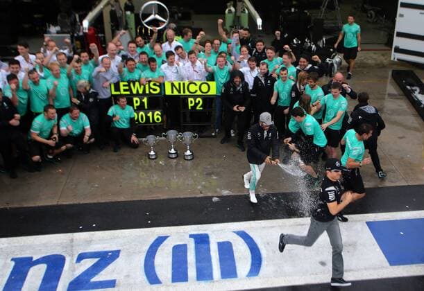 Brazilian Grand Prix, Sao Paulo 10 - 13 November 2016 13.11.2016 - Race, Celebration, Lewis Hamilton (GBR) Mercedes AMG F1 W07 Hybrid race winner and 2nd position Nico Rosberg (GER) Mercedes AMG F1 W07 Hybrid 