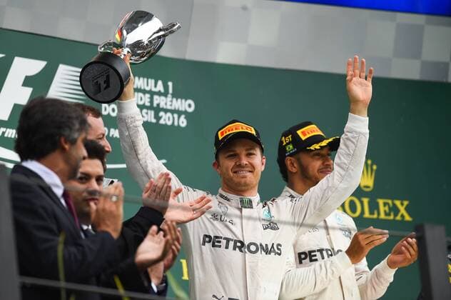 Nico Rosberg (Mercedes AMG Petronas Formula One Team) feiert seinen zweiten Platz mit Pokal, Grosser Preis von Brasilien 2016, Motorsport, Formel 1, 13.11.2016, Interlagos Copyright: xAndre Eibner-Pressefotox EP_JAE