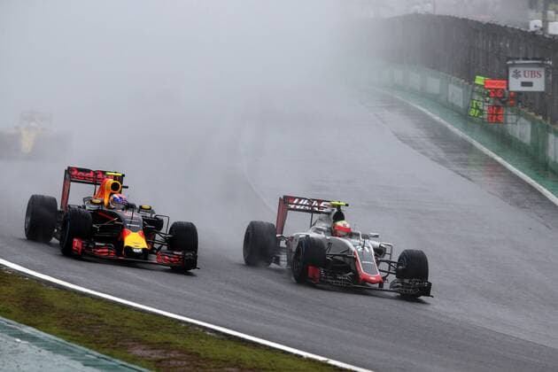 Brazilian Grand Prix, Sao Paulo 10 - 13 November 2016 13.11.2016 - Race, Max Verstappen (NED) Red Bull Racing RB12 and Esteban Gutierrez (MEX) Haas F1 Team VF-16 
