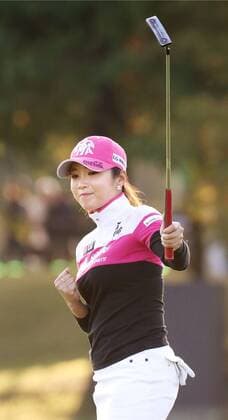 Lee Bo Mee wins Ito En Ladies golf tournament South Korea s Lee Bo Mee celebrates after making a birdie putt on the second hole in a playoff of the Ito En Ladies golf tournament with Japan s Ritsuko Ryu at the Great Island Club in Chiba, near Tokyo, on Nov. 13, 2016. Lee won the tournament to capture her fifth title of the season. 