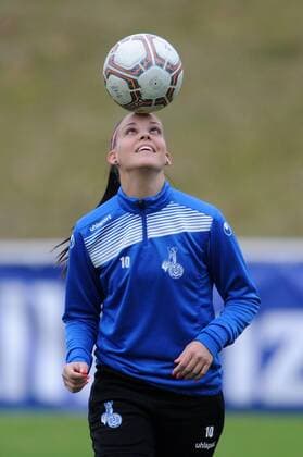 Sofia Nati ( MSV Duisburg ) jongliert den Ball auf ihrem Kopf. 13.11.2016 --- Fussball --- 1. Bundesliga --- MSV Duisburg vs TSG 1899 Hoffenheim Duisburg Copyright: xThienel Eibner-Pressefotox EP_TTL