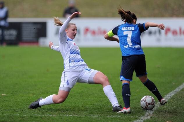 Alice Hellfeier ( links MSV Duisburg ) im Zweikampf mit Martina Moser ( rechts TSG 1899 Hoffenheim ) 13.11.2016 --- Fussball --- 1. Bundesliga --- MSV Duisburg vs TSG 1899 Hoffenheim Duisburg Copyright: xThienel Eibner-Pressefotox EP_TTL