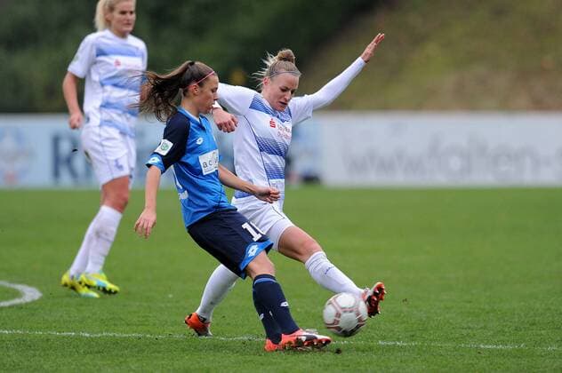 Virginia Kirchberger ( rechts MSV Duisburg ) im Zweikampf mit Nicole Billa ( links TSG 1899 Hoffenheim ) 13.11.2016 --- Fussball --- 1. Bundesliga --- MSV Duisburg vs TSG 1899 Hoffenheim Duisburg Copyright: xThienel Eibner-Pressefotox EP_TTL