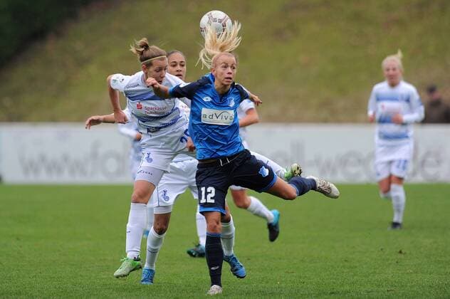 Zsofia Racz ( links MSV Duisburg ) im Zweikampf mit Stephanie Breitner ( rechts TSG 1899 Hoffenheim ) 13.11.2016 --- Fussball --- 1. Bundesliga --- MSV Duisburg vs TSG 1899 Hoffenheim Duisburg Copyright: xThienel Eibner-Pressefotox EP_TTL