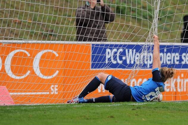 Sophie Howard ( TSG 1899 Hoffenheim ) haengt nach dem Gegentor enttaeuscht im Tornetz. 13.11.2016 --- Fussball --- 1. Bundesliga --- MSV Duisburg vs TSG 1899 Hoffenheim Duisburg Copyright: xThienel Eibner-Pressefotox EP_TTL