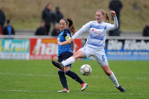 Alice Hellfeier ( rechts MSV Duisburg ) im Zweikampf mit Martina Moser ( links TSG 1899 Hoffenheim ) 13.11.2016 --- Fussball --- 1. Bundesliga --- MSV Duisburg vs TSG 1899 Hoffenheim Duisburg Copyright: xThienel Eibner-Pressefotox EP_TTL