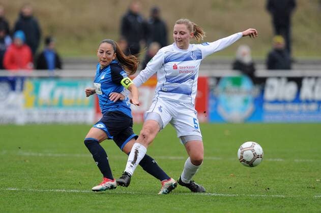 Alice Hellfeier ( rechts MSV Duisburg ) im Zweikampf mit Martina Moser ( links TSG 1899 Hoffenheim ) 13.11.2016 --- Fussball --- 1. Bundesliga --- MSV Duisburg vs TSG 1899 Hoffenheim Duisburg Copyright: xThienel Eibner-Pressefotox EP_TTL