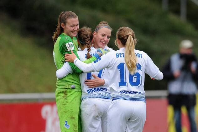 V.l.n.r. Torhueterin Lena Nuding, Yvonne Zielinski, Virginia Kirchberger und Sandra Betschart ( alle MSV Duisburg ) freuen sich ueber den Heimsieg. 13.11.2016 --- Fussball --- 1. Bundesliga --- MSV Duisburg vs TSG 1899 Hoffenheim Duisburg Copyright: xThienel Eibner-Pressefotox EP_TTL