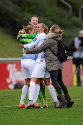 V.l.n.r. Sandra Betschart, Torhueterin Lena Nuding, Anna-Sophie Fliege und Stefanie Weichelt ( alle MSV Duisburg ) freuen sich ausgelassen ueber den Heimsieg. 13.11.2016 --- Fussball --- 1. Bundesliga --- MSV Duisburg vs TSG 1899 Hoffenheim Duisburg Copyright: xThienel Eibner-Pressefotox EP_TTL