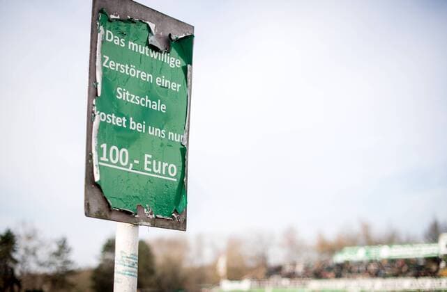 13. November 2016: Leipzig, Alfred Kunze Sportpark: Fußball Sachsenpokal Viertelfinale, BSG Chemie Leipzig - 1. FC Lokomotive Leipzig: Ein Schild weist auf die Kosten für das Zerstören der Sitzschalen hin.