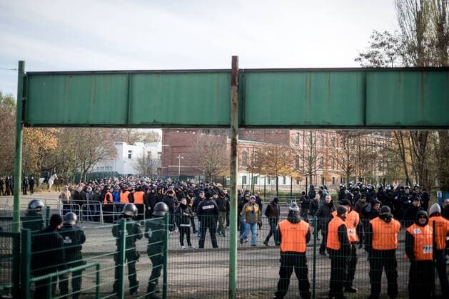 13. November 2016: Leipzig, Alfred Kunze Sportpark: Fußball Sachsenpokal Viertelfinale, BSG Chemie Leipzig - 1. FC Lokomotive Leipzig: Fans von Lok Leipzig laufen zum Stadion.