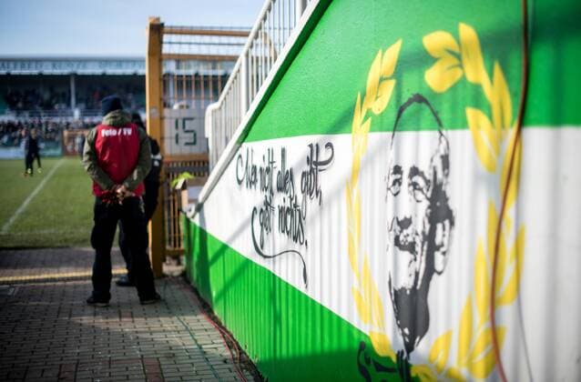 13. November 2016: Leipzig, Alfred Kunze Sportpark: Fußball Sachsenpokal Viertelfinale, BSG Chemie Leipzig - 1. FC Lokomotive Leipzig: Am Eingang zum Spielfeld steht der Spruch: Wer nicht alles gibt, gibt nichts.