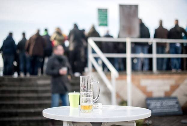 13. November 2016: Leipzig, Alfred Kunze Sportpark: Fußball Sachsenpokal Viertelfinale, BSG Chemie Leipzig - 1. FC Lokomotive Leipzig: Ein fast leeres Bier und Kaffeebecher stehen allein auf den Tischen im VIP-Bereich.