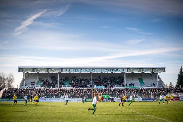 13. November 2016: Leipzig, Alfred Kunze Sportpark: Fußball Sachsenpokal Viertelfinale, BSG Chemie Leipzig - 1. FC Lokomotive Leipzig: Fans beobachten das Spiel im Alfred Kunze Sportpark, Heimstätte der BSG Chemie Leipzig.
