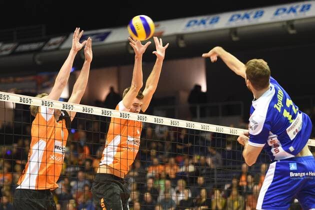 Volleyball, Herren, Saison 2016 17, 1. Bundesliga, 4. Spieltag, BR Volleys - TSG Solingen Volleys, Sebastian Kühner (Nr. 10, Berlin Recycling Volleys), Aleksandar Okolic (Nr. 1, Berlin Recycling Volleys), Ziga Zupanc (Nr. 12, TSG Solingen Volleys), 13.11.16,