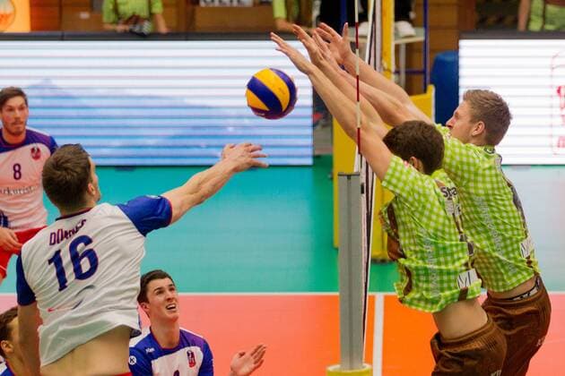 Abwehr mit Tom STROHBACH ( 10, HER) und Nicolai GRABMUELLER (GRABMÜLLER) ( 17, HER) (rechts). Volleyball, TSV Herrsching (HER) - United Volleys Rhein-Main (RHM), Bundesliga, 5.Spieltag, Saison 2016 2017, am 13.11.2016 in Herrsching N I K O L A U S H A L L E Deutschland. x20161113_309x