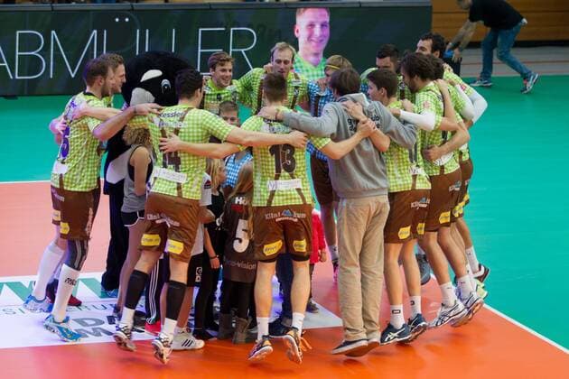 Herrsching-Spieler vor Spielbeginn. Volleyball, TSV Herrsching (HER) - United Volleys Rhein-Main (RHM), Bundesliga, 5.Spieltag, Saison 2016 2017, am 13.11.2016 in Herrsching N I K O L A U S H A L L E Deutschland. x_MK40012x