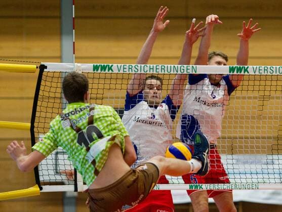 Fussspiel von Tom STROHBACH ( 10, HER) nach Blockabwehr von Christian DUENNES (DÜNNES) ( 16, RHM) und Robert Adrian ACIOBANITEI ( 6, RHM) (rechts). Volleyball, TSV Herrsching (HER) - United Volleys Rhein-Main (RHM), Bundesliga, 5.Spieltag, Saison 2016 2017, am 13.11.2016 in Herrsching N I K O L A U S H A L L E Deutschland. x_MK40070x