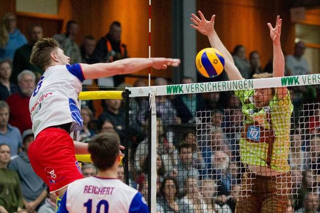 Abwehr Patrick STEUERWALD ( 4, HER) nach Angriff von Christian DUENNES (DÜNNES) ( 16, RHM). Volleyball, TSV Herrsching (HER) - United Volleys Rhein-Main (RHM), Bundesliga, 5.Spieltag, Saison 2016 2017, am 13.11.2016 in Herrsching N I K O L A U S H A L L E Deutschland. x_MK40109x