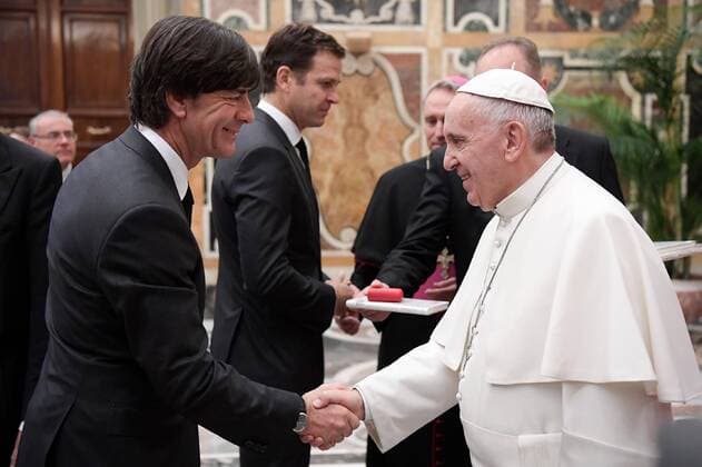Themen der Woche - SPORT Bilder des Tages - SPORT NO FRANCE - NO SWITZERLAND: November 14 2016 : Pope Francis receives in audience the national football team of Germany in the Clementine Hall of the Apostolic Palace in the Vatican. Joachim Löw EDITORIAL USE ONLY. NOT FOR SALE FOR MARKETING OR ADVERTISING CAMPAIGNS.  CatholicxPressxPhotox xIPA
