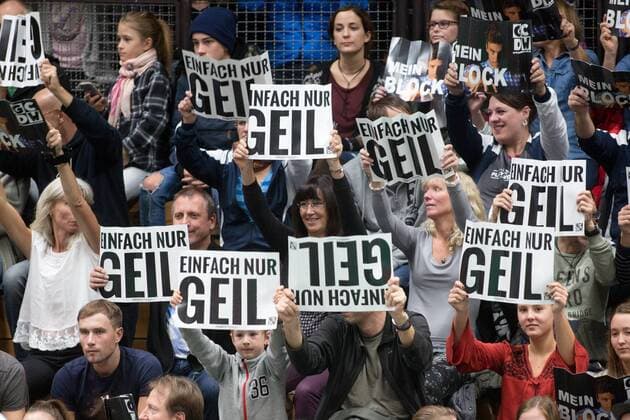 Herrsching-Fans. Volleyball, TSV Herrsching (HER) - VC Olympia Berlin (VCO), Bundesliga, 4.Spieltag, Saison 2016 2017, am 12.11.2016 in Herrsching N I K O L A U S H A L L E Deutschland. x20161112_510.CR2x