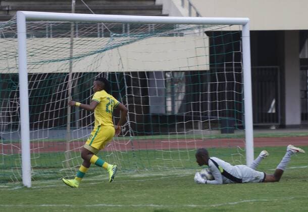 (161111) -- HARARE, Nov. 11, 2016 () -- South Africa women soccer team striker Octovia Ngwenya (L) competes during an International Friendly Länderspiel match against Zimbabwean football team at the National Sports Stadium in Harare, Zimbabwe, Nov. 10, 2016. South Africa won 3-0. () ZIMBABWE-HARARE-SOCCER-INTERNATIONAL FRIENDLY MATCH-SOUTH AFRICA VS ZIMBABWE Xinhua 