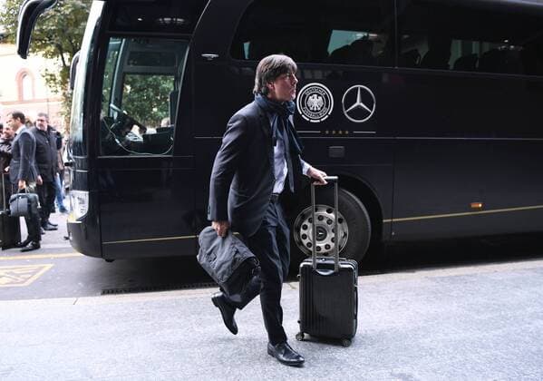 Bilder des Tages - SPORT Fussball International Testspiel in Mailand Italien - Deutschland 14.11.2016 Trainer Joachim Loew (Deutschland) bei der Ankunft im Teamhotel 