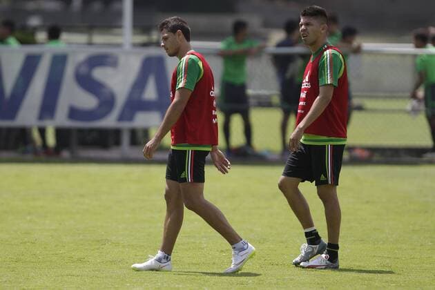 Fußball, WM Quali, Nationalteam Mexiko Training November 14, 2016 - Mexico - EUM20161114DEP01.JPG.CIUDAD DE MEXICO, Soccer Futbol Mexico.- Luego de su triunfo de visita, EU, la seleccion mexicana de futbol disputara este martes 15 de noviembre de 2016 su segundo partido, en el marco del Hexagonal Final rumbo a la Copa del Mundo de Rusia 2018. En la imagen: Javier Hernandez (izq.), Oribe Peralta (der.), delanteros del Tri: Foto: Archivo Agencia EL UNIVERSAL RDB. Latin News - November 14, 2016 - ZUMAu78_ 20161114_zaf_u78_005